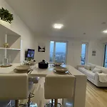 Апартаменты Luxurious And Stylish At Ber Airport
