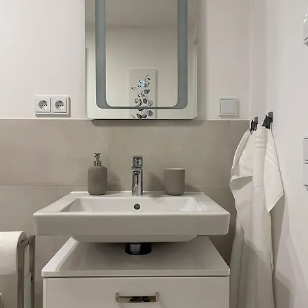 Apartment Luxurious And Stylish At Ber Airport *