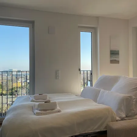 Luxurious And Stylish At Ber Airport Apartment *